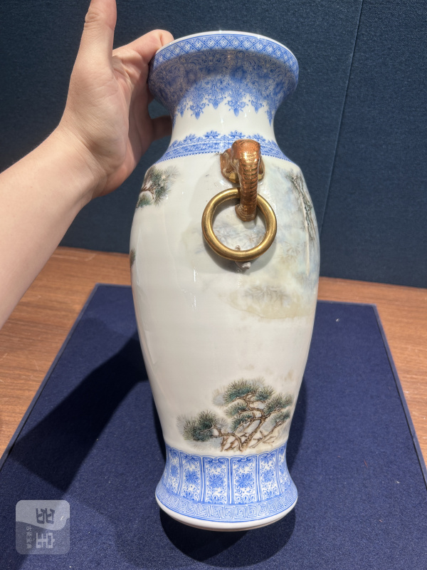 1960年作 徐天梅粉彩虎震山岗图象耳瓶 - 图5